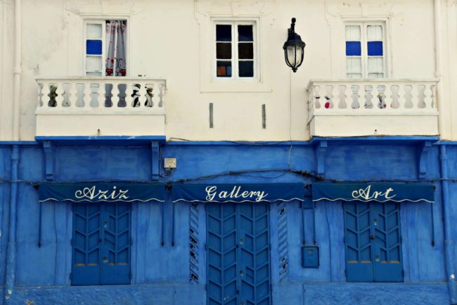 blau-weiße Häuser in Asilah