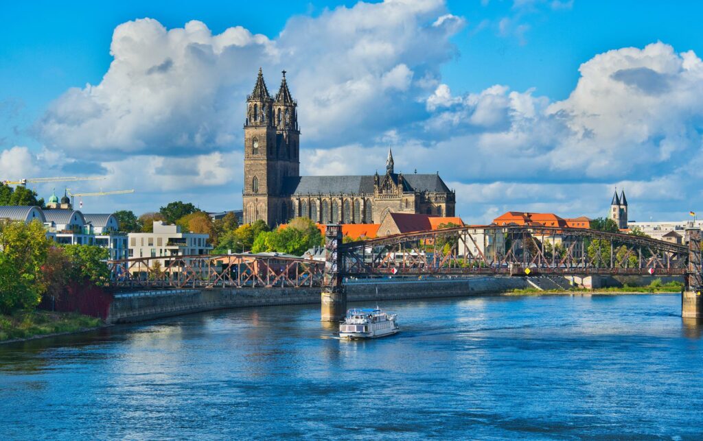 Dom und Elbe in Magdeburg
